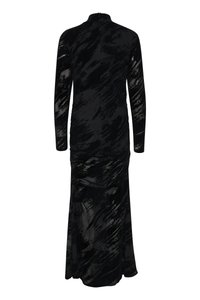 Černé sametové šaty s dlouhým rukávem, které mají texturovaný vzor, nabírané detaily na sukni a vysoký límec se zipem v zadní části.