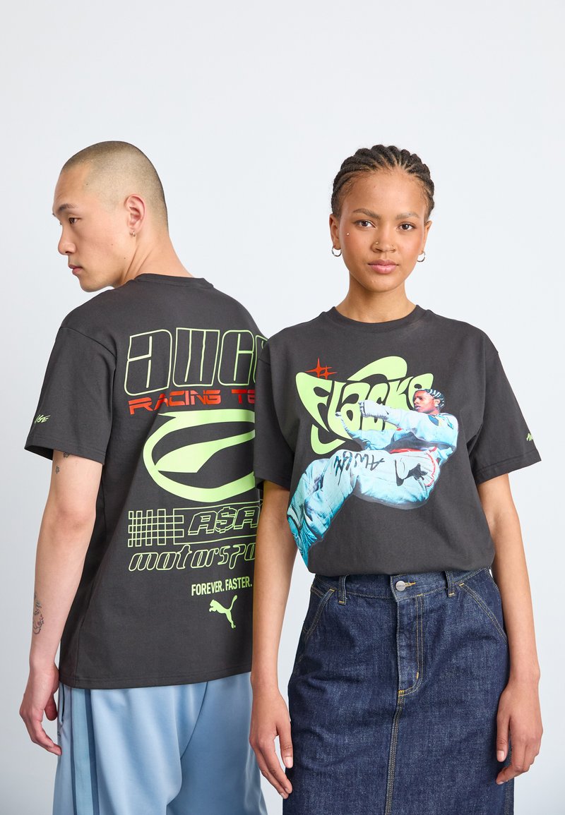 Puma - A$AP ROCKY FLACKO DRIVE TEE UNISEX - Print T-shirt - black, Enlarge