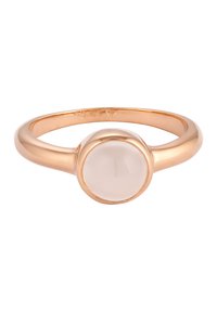 Roséguldring med en slät, rund ogenomskinlig vit stensättning. Enkel banddesign med en polerad yta och lätt krökning.