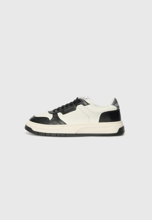 CLOCK V2 - Trainers - whie/black