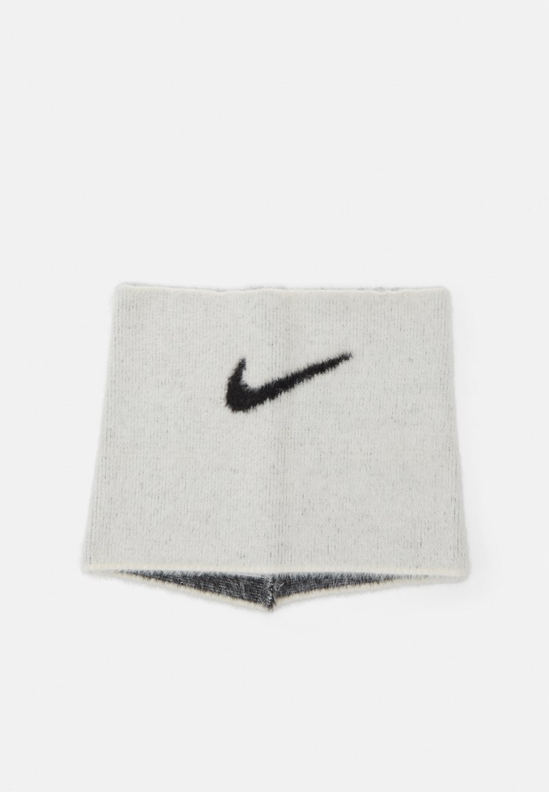 Fascia Nike in tessuto bianco intrecciato con una texture morbida. Presenta un logo swoosh ricamato in nero, con un lato inferiore grigio.