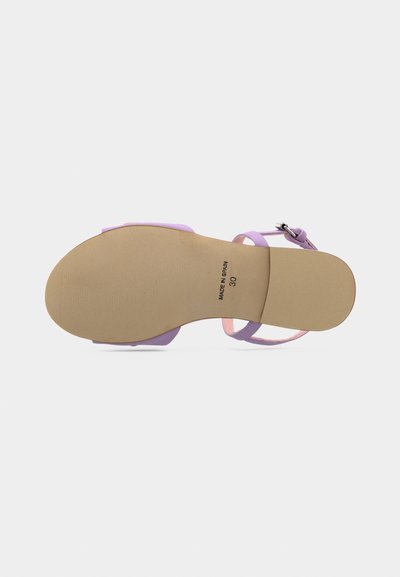 Μωβ σανδάλι με λουράκια, με επίπεδη σόλα με μπεζ υφή στον πάτο, ρυθμιζόμενο λουράκι στον αστράγαλο και απαλό, λαμπερό υλικό.