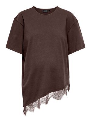 T-shirt de maternité marron foncé à manches courtes avec un ourlet asymétrique orné de dentelle.
