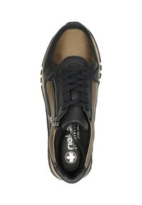 Sneaker noir et or métallique avec fermeture éclair, cuir texturé et semelle rembourrée. Les lacets noirs complètent le design.