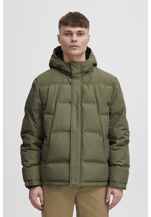 Puffer jacket in olive green, featuring a high collar, hood, and quilted padding. Displays front zip closure and two side pockets.