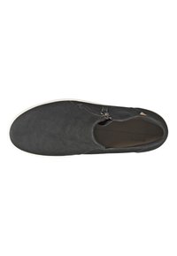 Scarpa nera slip-on in pelle testurizzata, con zip laterale e suola in gomma bianca. Design semplice e lineare con minimi dettagli.