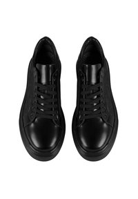 Schwarze Sneakers mit einem glatten Leder-Obermaterial, runder Zehenpartie und flacher Gummisohle. Mit tonalen Schnürsenkeln und minimalistischem Design mit Seitennaht.