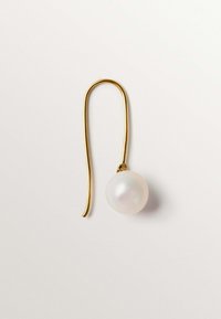 Ganchos de aretes de metal dorado con una sola perla blanca redonda, textura suave y superficie brillante, con un diseño minimalista.