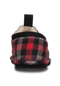Roter und schwarzer karierter Hausschuh mit Fleece-Futter, schwarzem Zuglasche an der Ferse und schwarzer Gummisohle, Rückansicht.