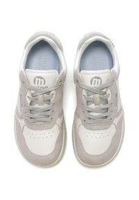 Par de zapatillas blancas y gris claro con cordones, con acentos de ante, área de puntera perforada y lengüeta con marca, vistas desde arriba sobre un fondo blanco.