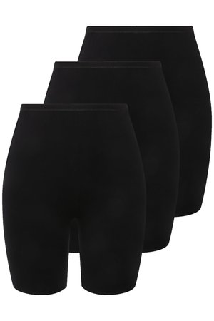 Tre par ensfarvede sorte sømløse shorts i midt-længde til låret stablet i et skiftevis arrangement på en hvid baggrund.