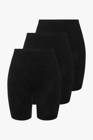 Tre par ensfarvede sorte sømløse shorts i midt-længde til låret stablet i et skiftevis arrangement på en hvid baggrund.