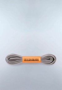 Grå snørebånd med en fletstruktur, pænt viklet op, sikret med en orange label, der viser "NAPAPIJRI" i sort skrifttype.