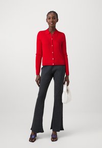 ONLY ONLKAYA POLO V NECK CARDIGAN - Neuletakki - racing red