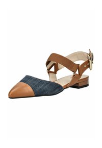 Zapato plano de punta afilada con parte superior de denim, acentos de cuero marrón y una tira elástica marrón. Tacón bajo.