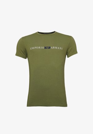 T-shirt en coton vert olive avec un col rond et des manches courtes, avec "EMPORIO ARMANI" imprimé en blanc et bleu marine sur la poitrine.