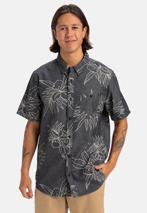 Kurzarmhemd aus dunklem Denim mit weißen Blumenmustern, Button-Down-Kragen, einer Brusttasche und lockerer Passform.