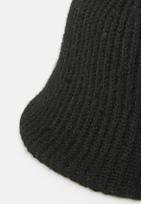Sort strikket bøttehat med et tekstureret ribbet mønster, der har en bred skygge og blødt uldmateriale. Kanten er let rullet.