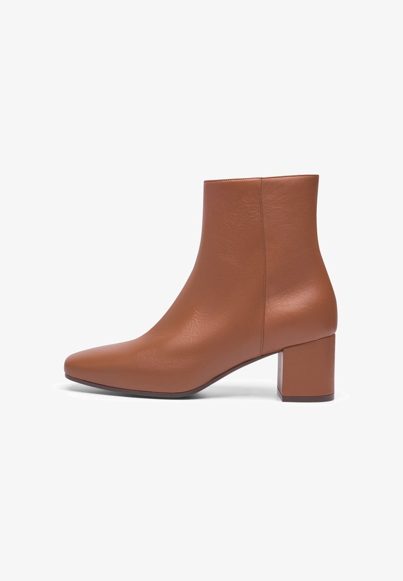 Bruine leren enkelboots met een vierkante neus en blokhak, met een gladde textuur en een minimalistisch ontwerp.