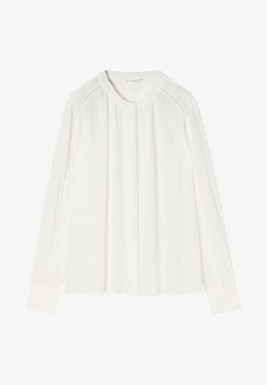 Blouse blanche à manches longues avec un col rond, des plis verticaux, une fermeture à boutons et un délicat empiècement en dentelle le long des coutures.