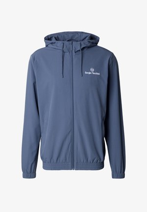 Blå zipjakke for menn laget av lett stoff. Har hette, elastiske mansjetter og en logo foran. Glatt tekstur, minimalistisk design.