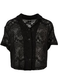 Schwarze Spitzenbluse mit kurzem Ärmel, Knopfverschluss und floralen Mustern in einem strukturierten offenen Gewebe. Kürzerer Schnitt, leichtes Material.