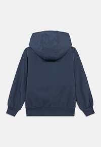 Casaco com capuz azul marinho, feito de tecido leve, com punhos e bainha elásticos, apresentando um design simples e aerodinâmico, sem adornos visíveis.