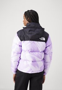 The North Face 1996 RETRO NUPTSE JACKET - Jakna ispunjena paperjem - icy lilac garment fold print