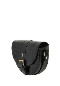 Czarna torebka w stylu siodła z ekoskóry z bąbelkowym wzorem, złotymi okuciami, zapięciem na klapkę i regulowanym paskiem. Kompaktowy i dobrze uporządkowany design.