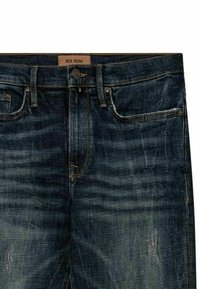 Denimske hlače v temno modrem pranju z rahlim bledenjem, pet žepov, pasnimi zankami in blagovno oznako na hrbtni pasu. Klasičen ravni kroj.