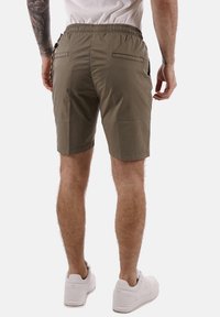 Pantaloni corti verde oliva con vita elastica, due tasche posteriori e vestibilità casual. Realizzati in tessuto leggero, adatti per il clima caldo.