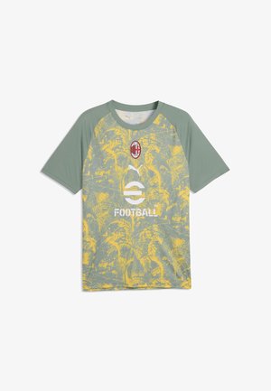 AC Mailand Fußball-Trainingsshirt mit grünen Ärmeln, gelbem gemustertem Vorderteil, Puma-Logo und "eFootball"-Schriftzug auf der Brust.