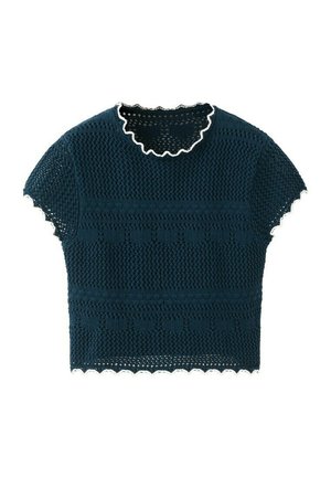 Top tricotat cu mâneci scurte, de culoare albastru închis, cu modele texturate și margini albe ondulate la guler, mâneci și tiv.