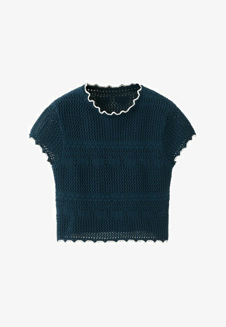Kratka pletena majica mornarsko modre barve z teksturiranimi vzorci in belimi valovitimi robovi na ovratniku, rokavih in spodnjem robu.