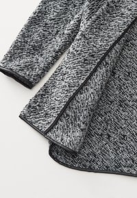 Tissu texturé noir et gris avec une finition duveteuse, comportant un élégant bord noir le long des contours et un motif à travers tout.