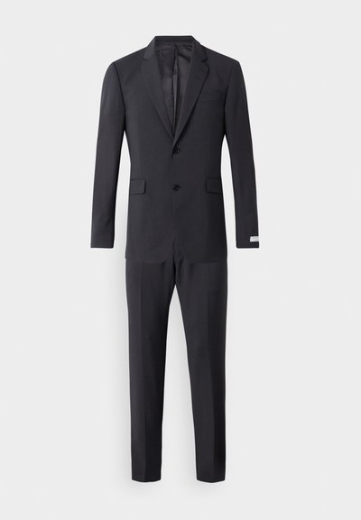 Dunkelgrauer zweiteiliger Anzug mit einem einreihigen Blazer mit zwei Knöpfen, Reverskragen und geraden Hosen. Glatte Stoffoberfläche.