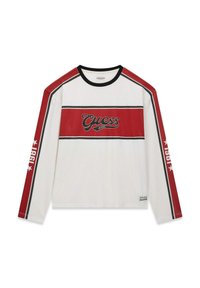 Biała koszulka z siateczki z długim rękawem, z czerwonymi akcentami i czarnymi paskami. Na środku znajduje się logo "Guess Jeans" oraz sportowy design.