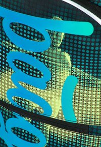 Batoh s živým modrým grafickým designem na černém podkladu, s texturovaným povrchem a zipovou kapsou.