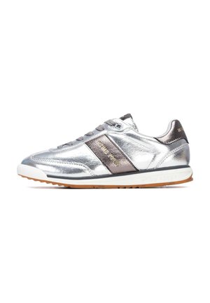 Zapatilla deportiva metálica plateada con detalles en gris, que presenta una parte superior texturizada, cordones planos y una suela de goma blanca con base marrón.