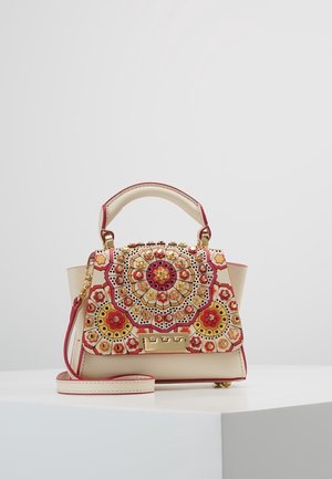 Sac à main crème avec poignée supérieure et motif mandala floral en rouge, rose et jaune avec des clous dorés et une bandoulière amovible.