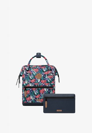 Blumenmuster-Rucksack in Grün, Rot und Weiß mit einem Handgriff oben und einer Reißverschlusstasche vorne, kombiniert mit einer navyblauen Reißverschlusstasche.