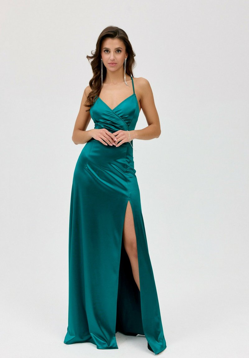 Tyrkysové saténové šaty s hlubokým výstřihem do V, zavinovacím korzetem a rozparkem až k thigh. Mají tenké ramínka a hladkou, lesklou texturu.
