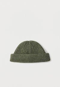 Πλεκτός πράσινος σκούφος με ριμπ ύφανση, με διπλωμένο μανσέτα και στρογγυλεμένη κορυφή. Το υλικό φαίνεται μαλακό αλλά ανθεκτικό.