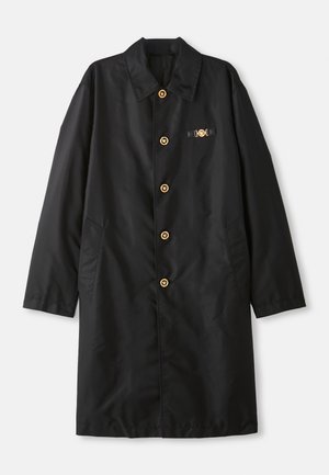 Schwarzer Mantel aus glattem Stoff, mit Kragen, goldenen Knöpfen und zwei seitlichen Taschen sowie einem dekorativen Akzent auf der Brust.