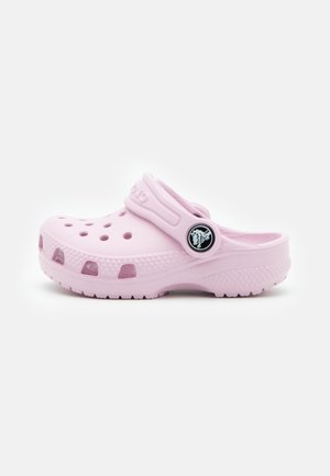 Lyserøde Crocs klipklap med ventilationshuller, tekstureret sål og justerbar hælrem med rundt logo.
