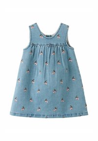 Hihaton sininen farkkumekko taaperolle, jossa vaaleanpunaisia kirsikkakuvioita tasaisesti kankaalla ja laskostettu yksityiskohta kaarrokkeen alapuolella.