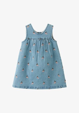 Plava traper haljina bez rukava za malu djecu, s ružičastim printom trešanja ravnomjerno raspoređenim po tkanini i naboranim detaljem ispod prsnog dijela.