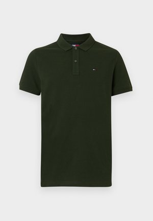 Polo vert foncé en coton, avec une patte de boutonnage à deux boutons, des manches courtes, et un petit logo brodé sur la poitrine.