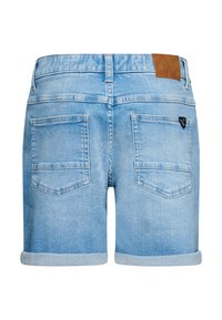 Jasnoniebieskie szorty dżinsowe z podwiniętymi brzegami, z dwoma tylnymi kieszeniami, skórzaną naszywką przy pasku i minimalistycznymi detalami szewnymi.