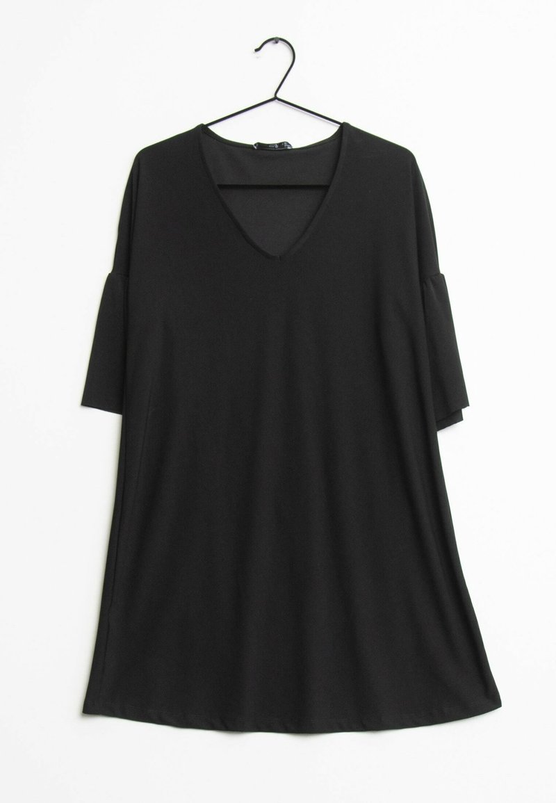 Robe noire ample longueur genou avec col en V et manches longueur coude suspendue sur un cintre noir sur fond blanc.